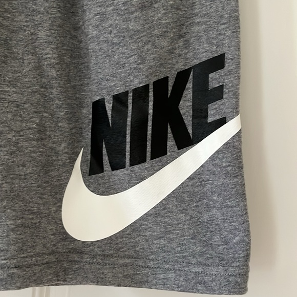 Nike Boys Elastic Shorts Excellent Condition - Picture 2 of 6